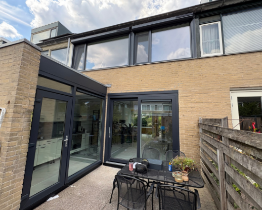 volledig huis zwart kunststof kozijnen achterkant